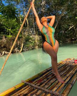 Alexis Skyy feet photo thumbnail