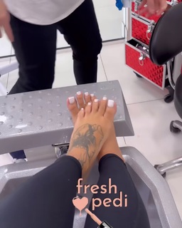 Alexis Skyy feet photo thumbnail