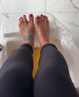 Alexis Skyy feet photo thumbnail