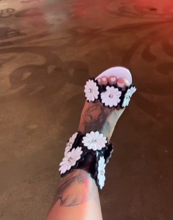 Alexis Skyy feet photo thumbnail