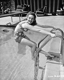 Alexis Smith feet photo 7