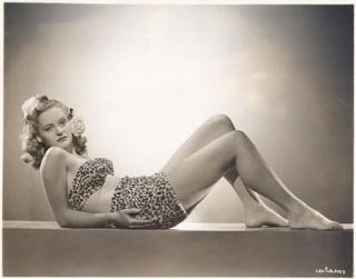 Alexis Smith feet photo 2