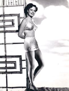 Alexis Smith feet photo 15