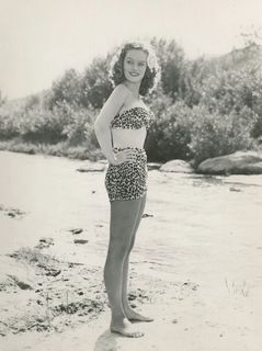 Alexis Smith feet photo 2