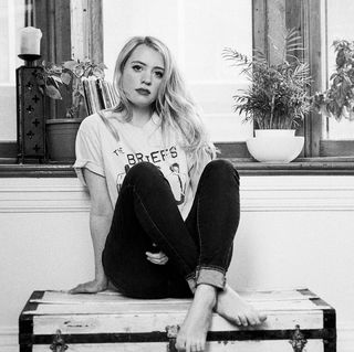 Alexz Johnson feet photo 4