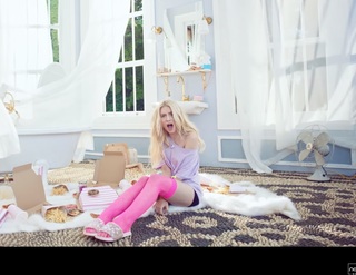 Aleyna Tilki feet photo thumbnail