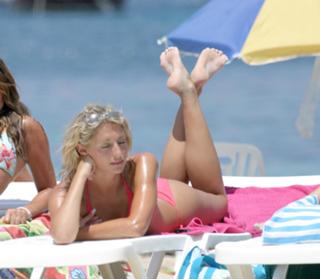 Ali Bastian feet photo 14