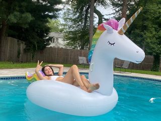 Ali Cobrin feet photo thumbnail