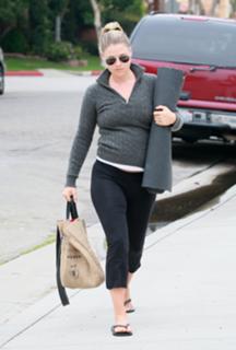 Ali Larter feet photo thumbnail