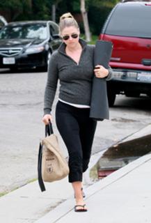 Ali Larter feet photo thumbnail