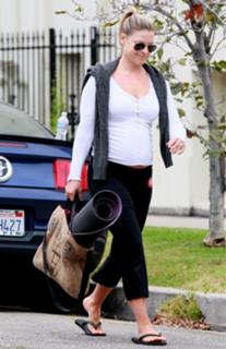 Ali Larter feet photo thumbnail