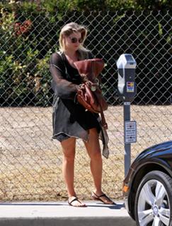 Ali Larter feet photo thumbnail