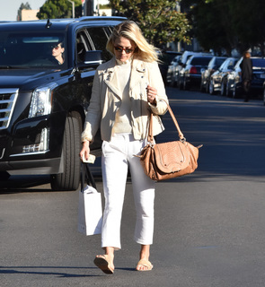 Ali Larter feet photo thumbnail
