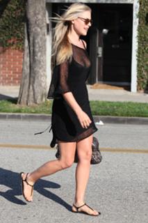 Ali Larter feet photo thumbnail