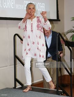 Ali MacGraw feet photo 9