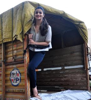 Alia Bhatt feet photo thumbnail