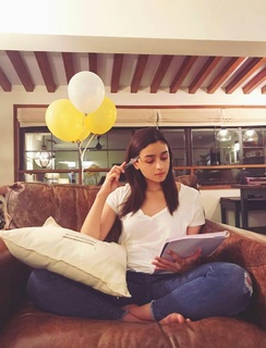 Alia Bhatt feet photo thumbnail
