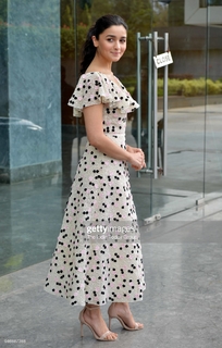Alia Bhatt feet photo thumbnail