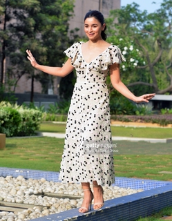 Alia Bhatt feet photo thumbnail