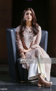 Alia Bhatt feet photo thumbnail