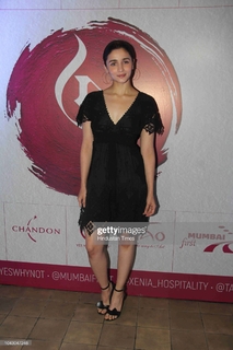 Alia Bhatt feet photo thumbnail