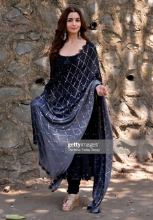 Alia Bhatt feet photo thumbnail
