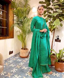 Alia Bhatt feet photo thumbnail