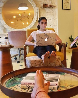 Alia Bhatt feet photo thumbnail