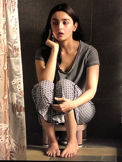 Alia Bhatt feet photo thumbnail
