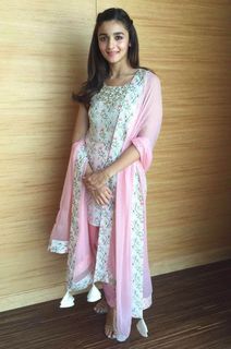 Alia Bhatt feet photo thumbnail