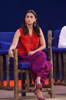 Alia Bhatt feet photo thumbnail