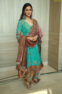 Alia Bhatt feet photo thumbnail