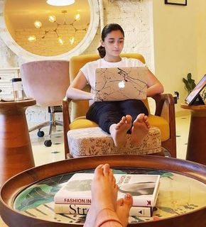 Alia Bhatt feet photo thumbnail
