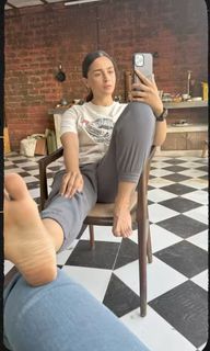 Alia Bhatt feet photo thumbnail