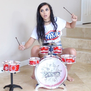 Alia Shelesh feet photo thumbnail