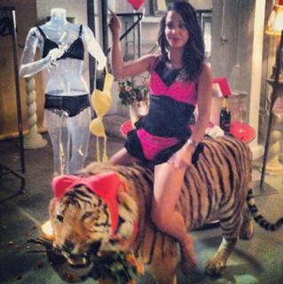 Alice Belaïdi feet photo thumbnail