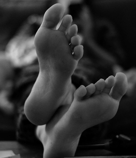 Alice Belaïdi feet photo thumbnail
