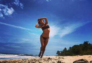 Alice Belaïdi feet photo thumbnail