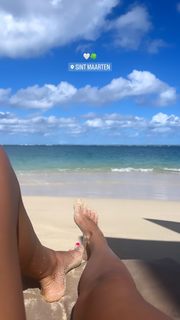 Alice Belaïdi feet photo thumbnail