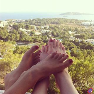 Alice Belaïdi feet photo thumbnail