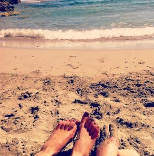 Alice Belaïdi feet photo thumbnail