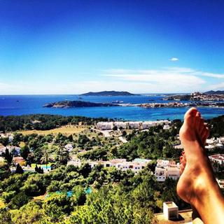 Alice Belaïdi feet photo thumbnail