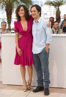 Alice Braga feet photo thumbnail