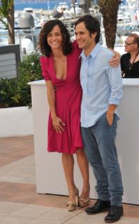 Alice Braga feet photo thumbnail