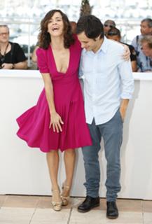 Alice Braga feet photo thumbnail