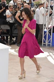 Alice Braga feet photo thumbnail