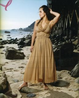 Alice Braga feet photo thumbnail