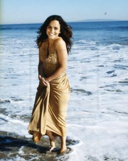 Alice Braga feet photo thumbnail