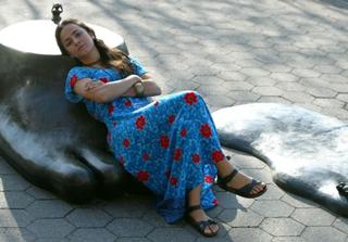 Alice Braga feet photo thumbnail