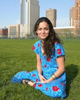 Alice Braga feet photo thumbnail